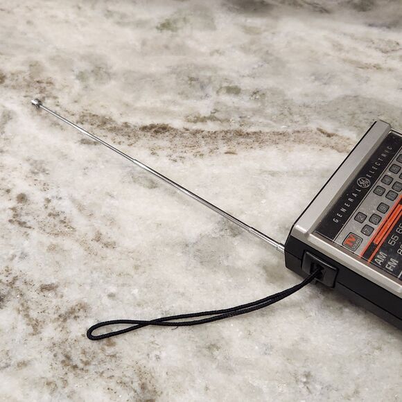 Vintage General Electric Radio Model 7-2924A Portable AM/FM Tested WORKS - Picture 2 of 8